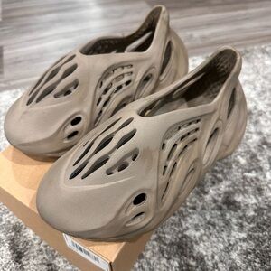SIZE 4 Yeezy Foam Runners in Stone Sage